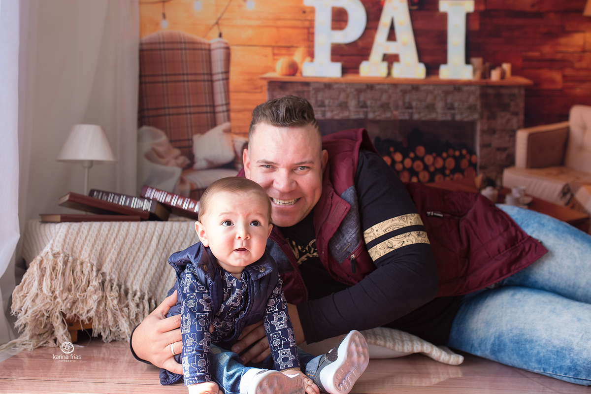 pai e filho posam para a sessão de dia dos pais