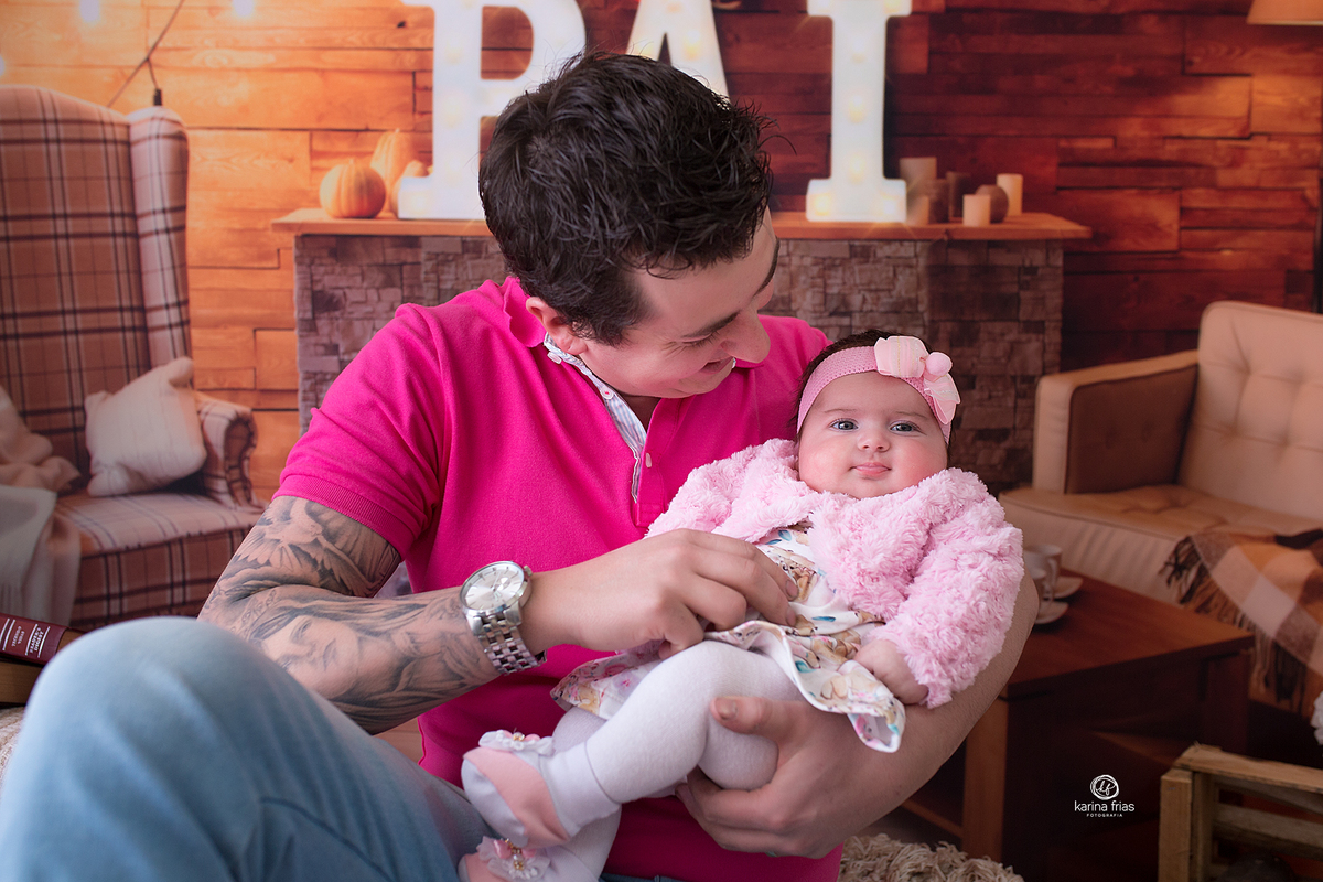 a bebe olha para a fotografa de caxias do sul, karina frias