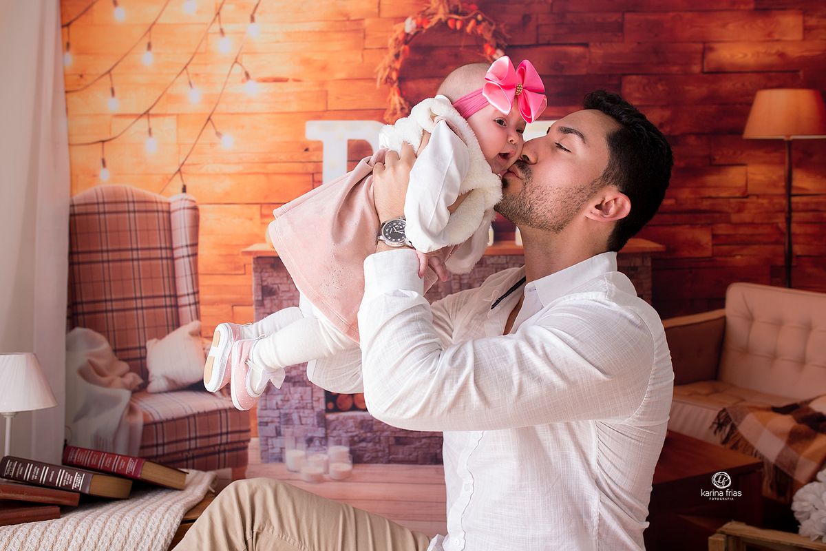 no ensaio de dia dos pais o pai beija a criança