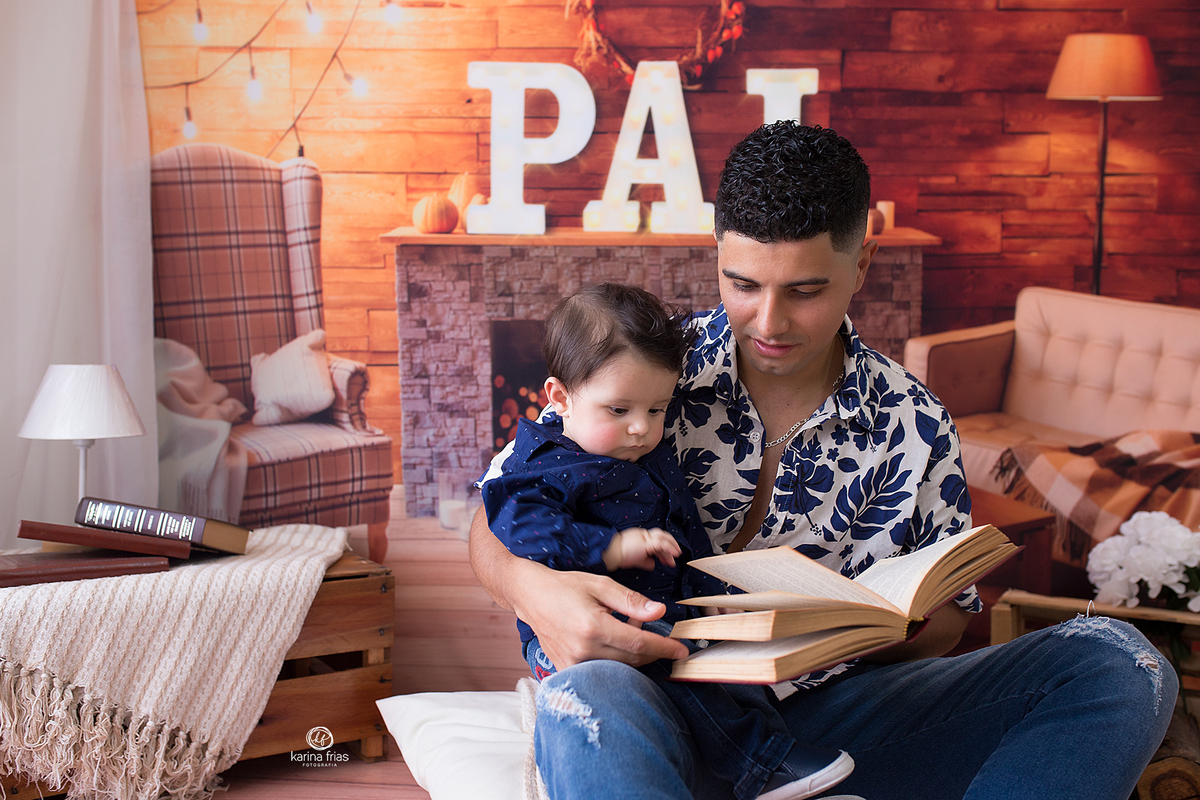 o pai le para o filho durante sessão infantil