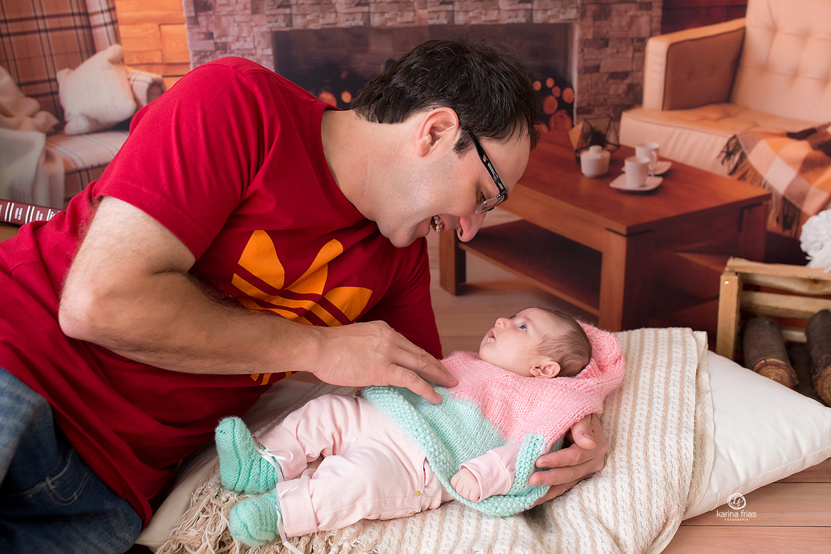 pai e filha brincam enquanto a fotografa de familia de caxias do sul, karina frias, registra o momento