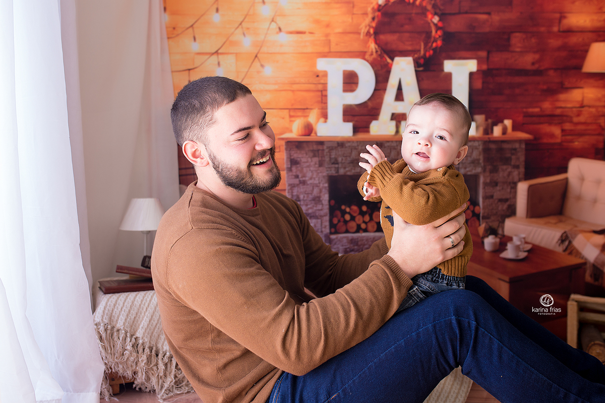 o pai brinca com o filho na sessão de dia dos pais