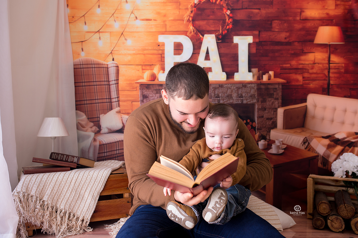 no ensaio infantil os modelos leem um livro