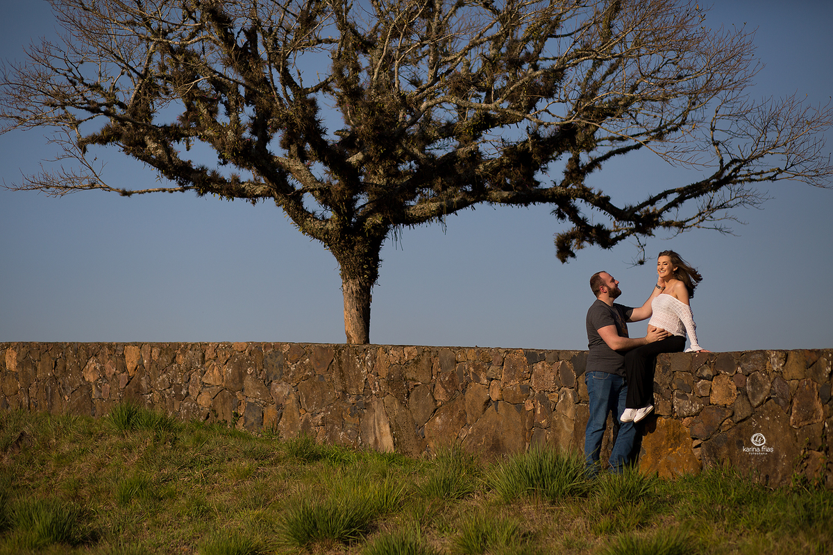 os modelos se divertem durante ensaio de gestante