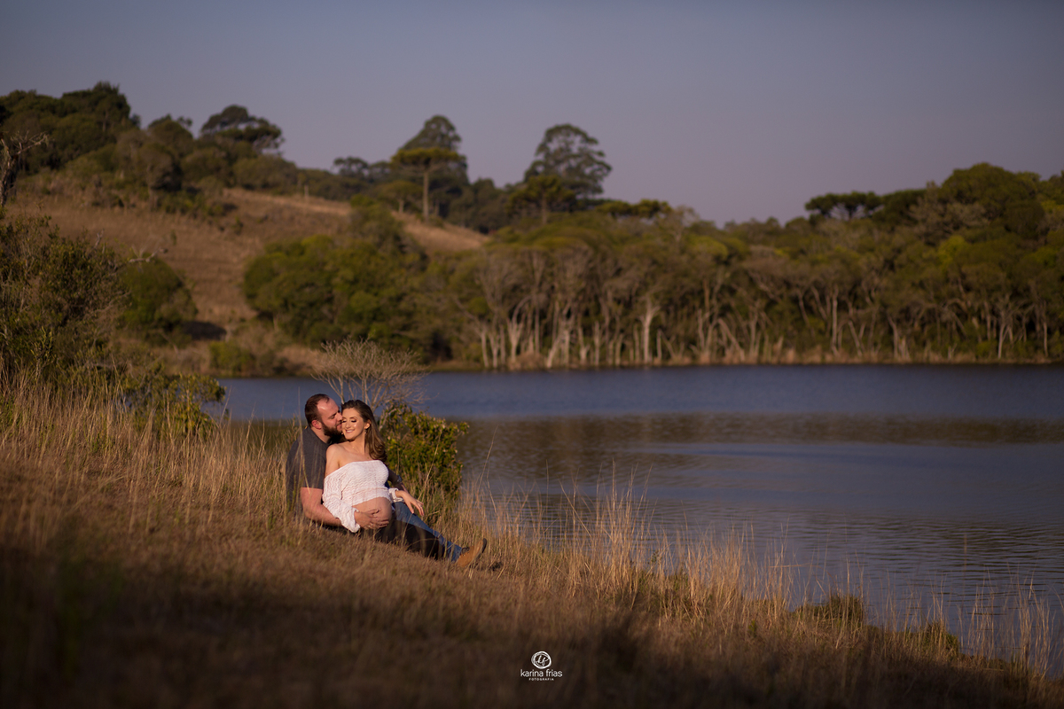 os modelos estao a beira do rio para a sessão de fotos
