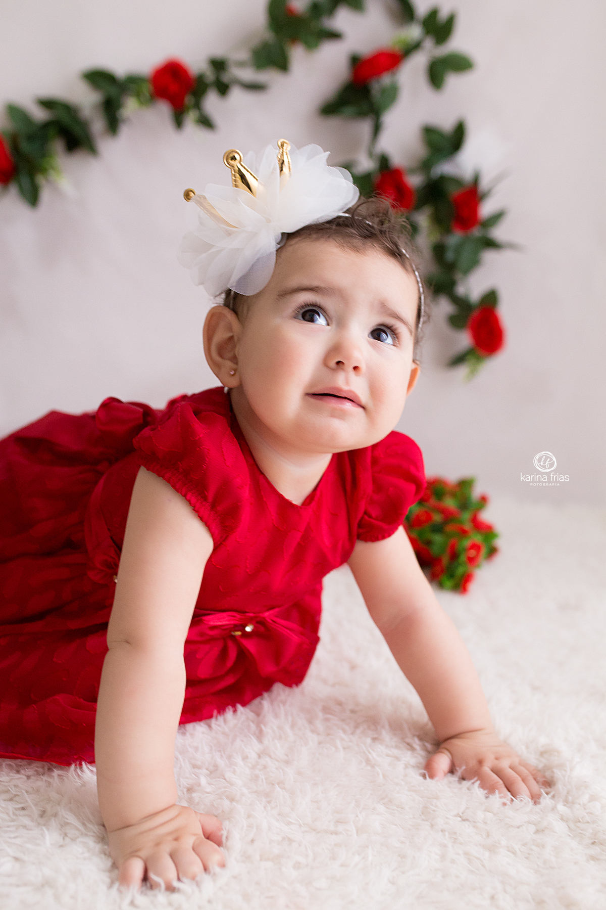 a menina esta vestida de vermelho para as fotos de seu acompanhamento mensal