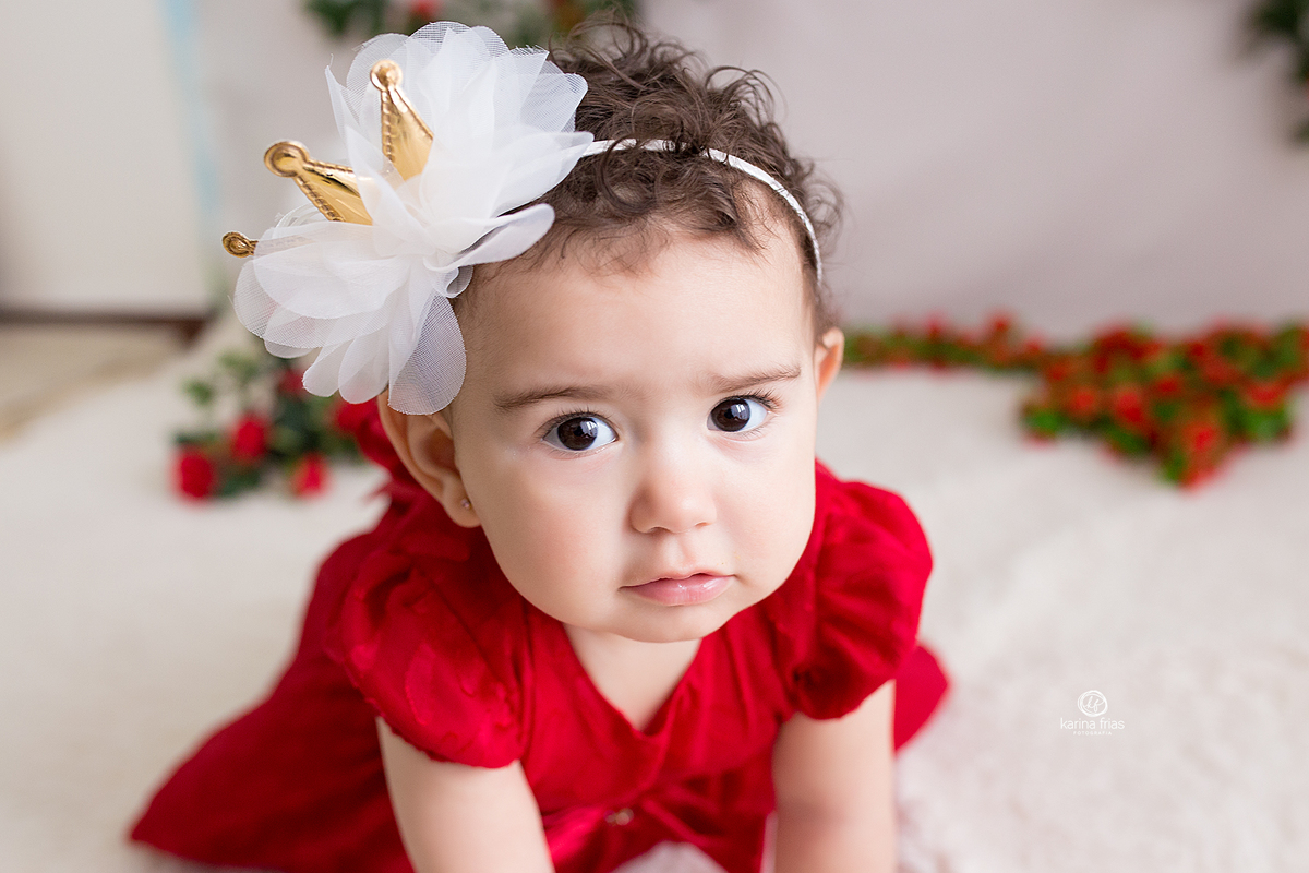 a menina olha para a fotografa de bebes de caxias do sul, karina frias