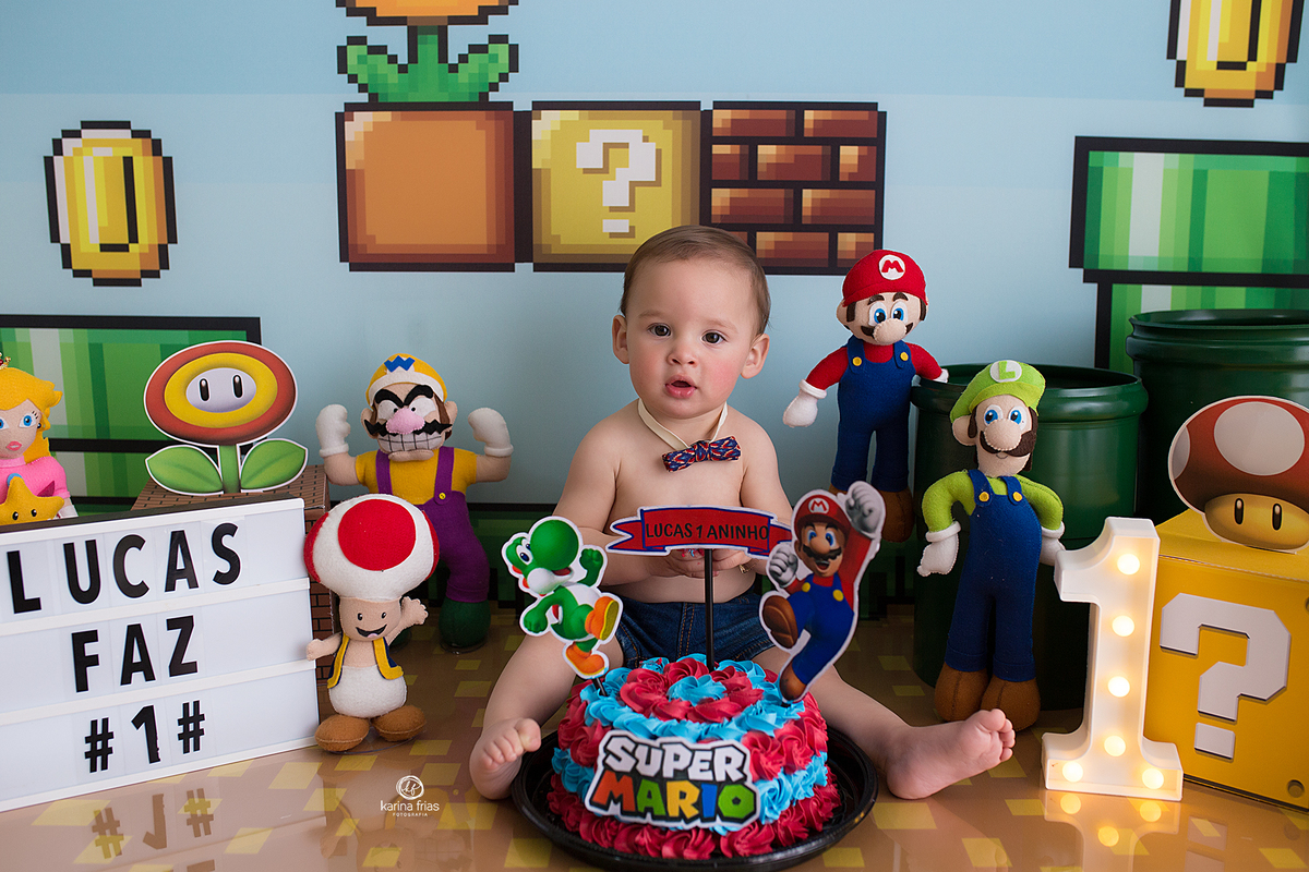 no ensaio smash the cake, o menino olha para a fotografa de crianças de caxias do sul, karina frias