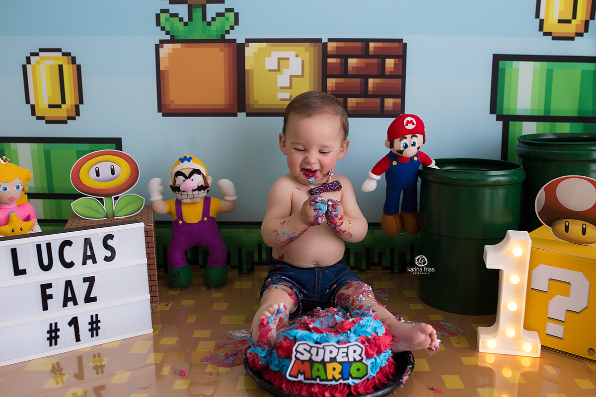 o menino se suja com o bolo no ensaio de smash