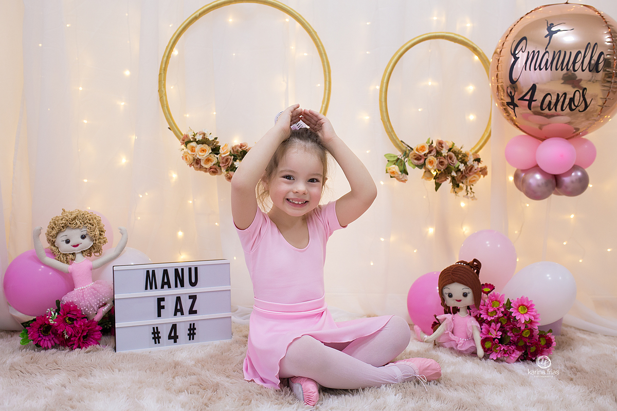 a menina faz pose de bailarina no ensaio inafntil