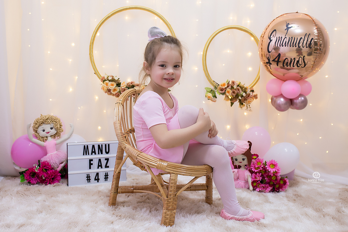 no ensaio infantil a menina esta sentada na cadeira de vime