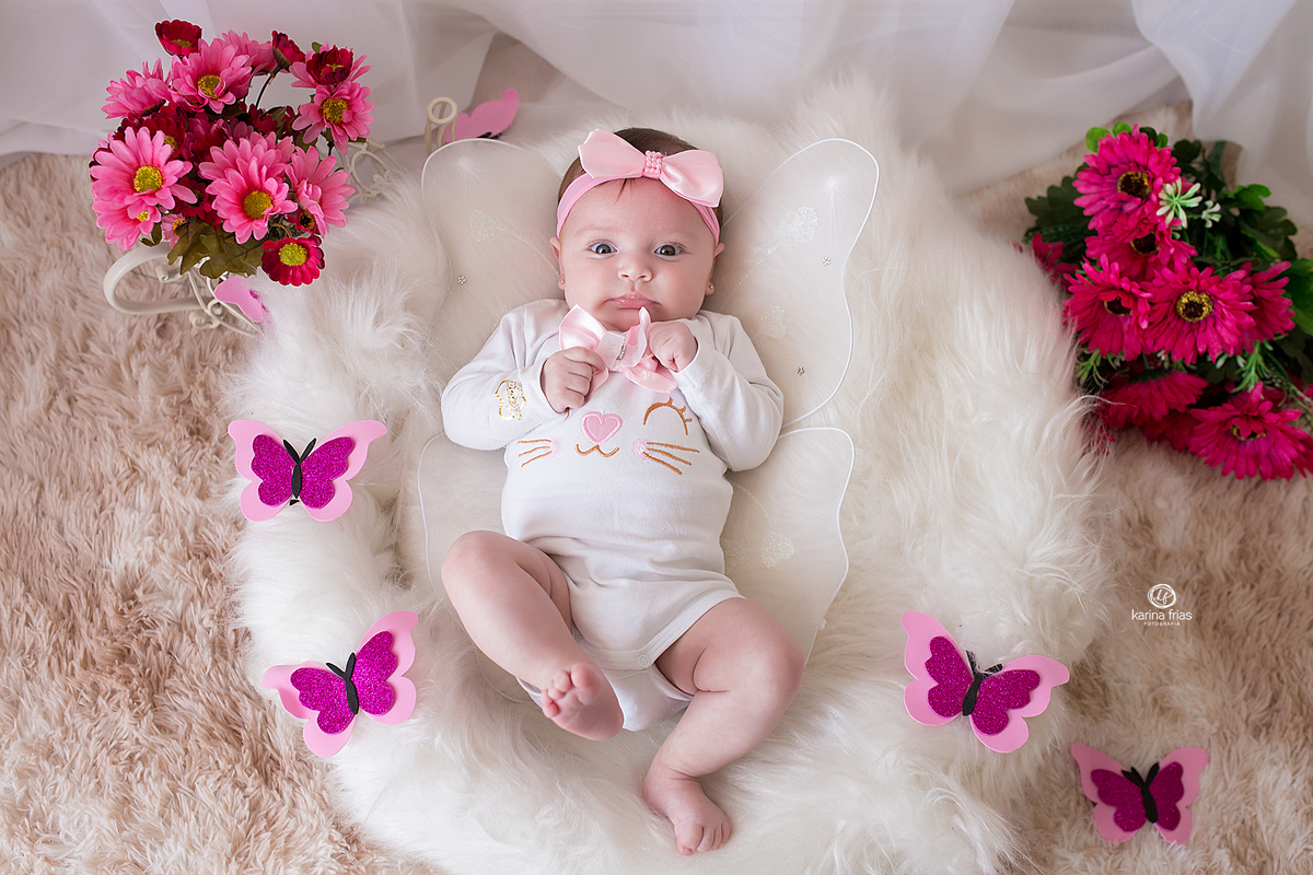 no acompanhamento mensal a menina esta vestida de borboleta