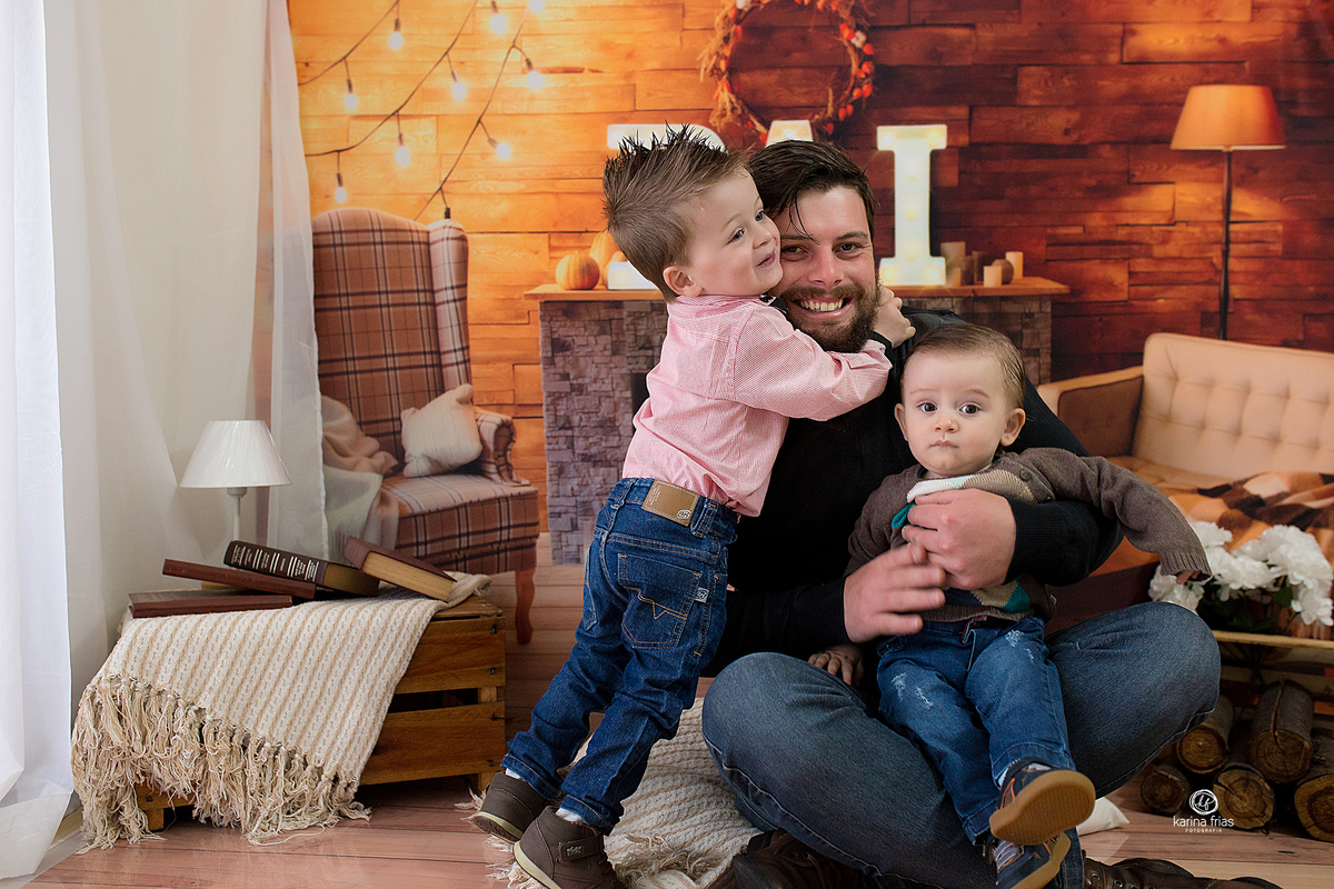 o pai se diverte com os filhos no cenario de dia dos pais