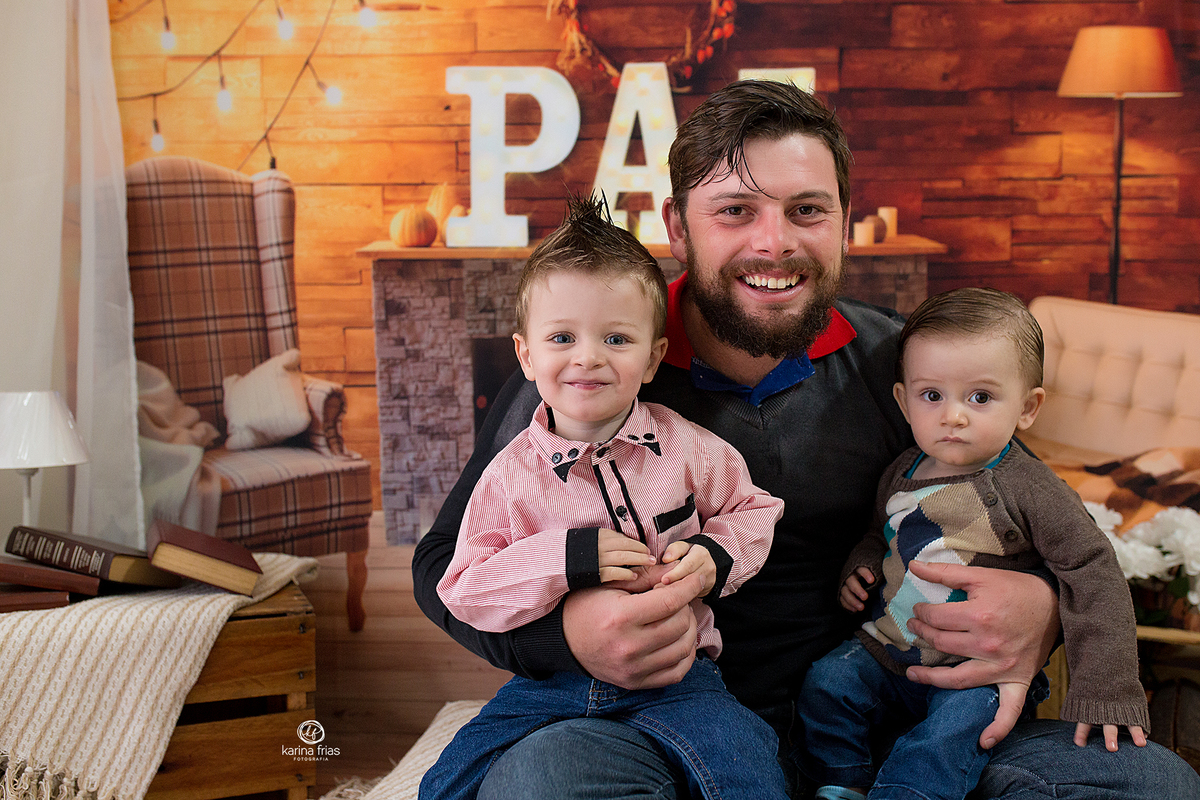 o pai posa com os filhos para  a fotografa de familia de caxias do sul, karina frias
