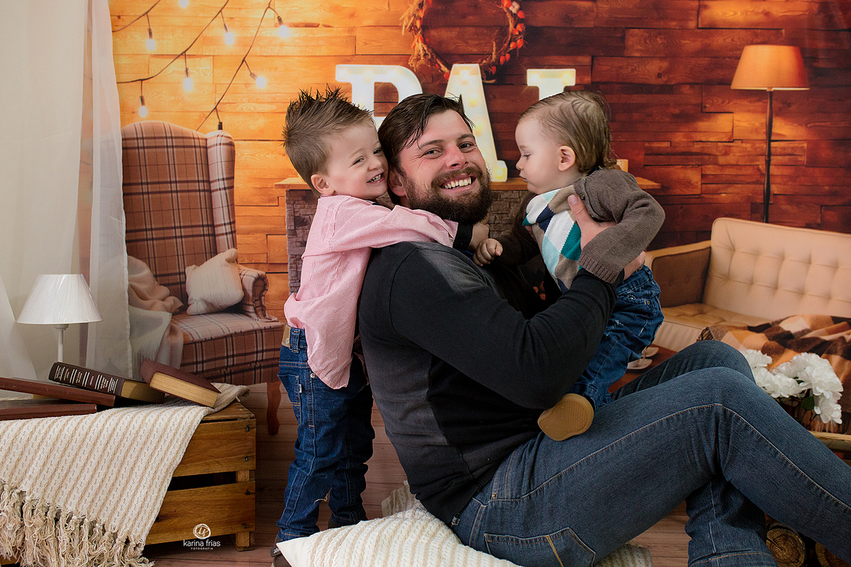 os modelos brincam durante sessão de fotos