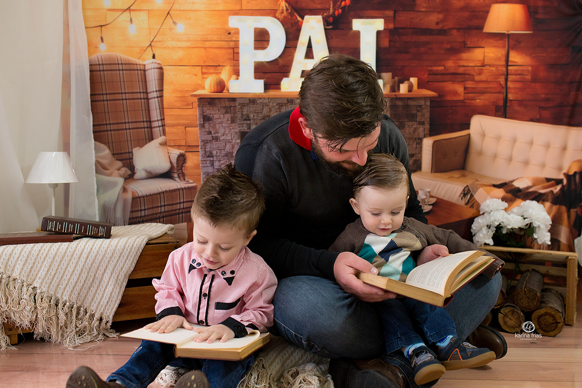 o pai le para as crianças no ensaio de dia dos pais