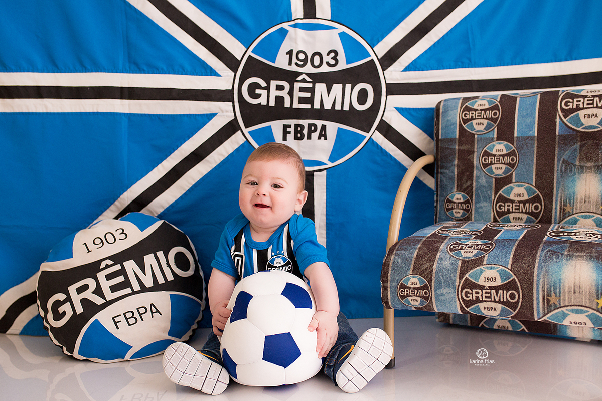 o menino esta sentado para as fotos de 06 meses