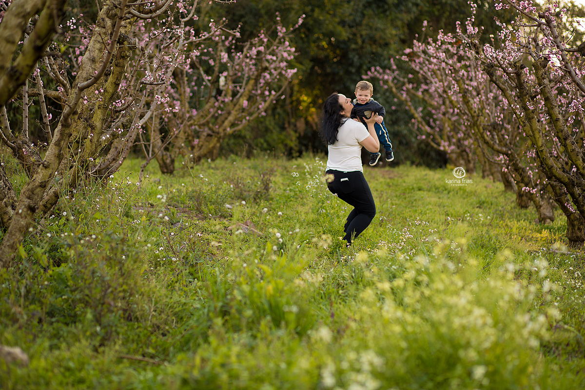 a mae brinca com o filho no ensaio em familia
