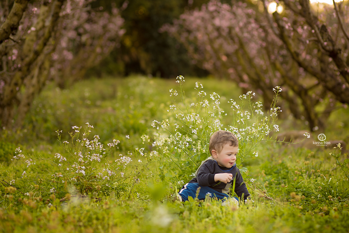 a criança posa em meio a natureza para as fotos externas