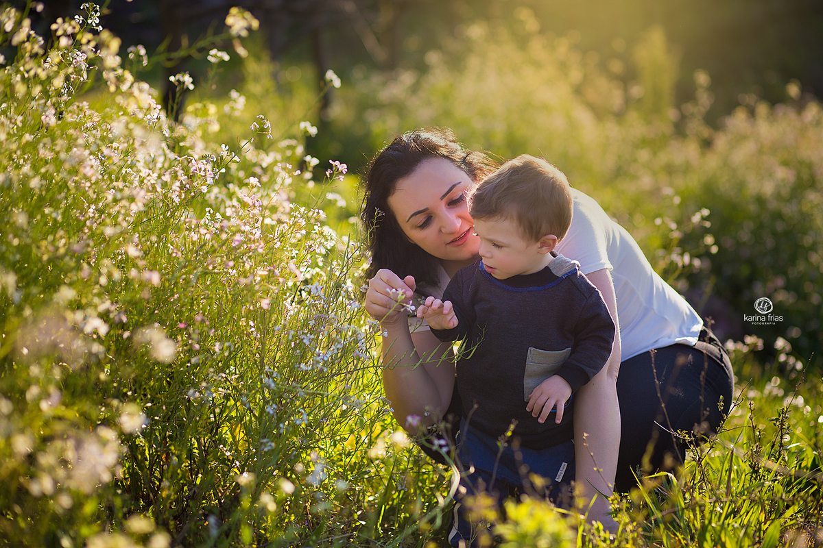 a mae mostra as flores para o filho