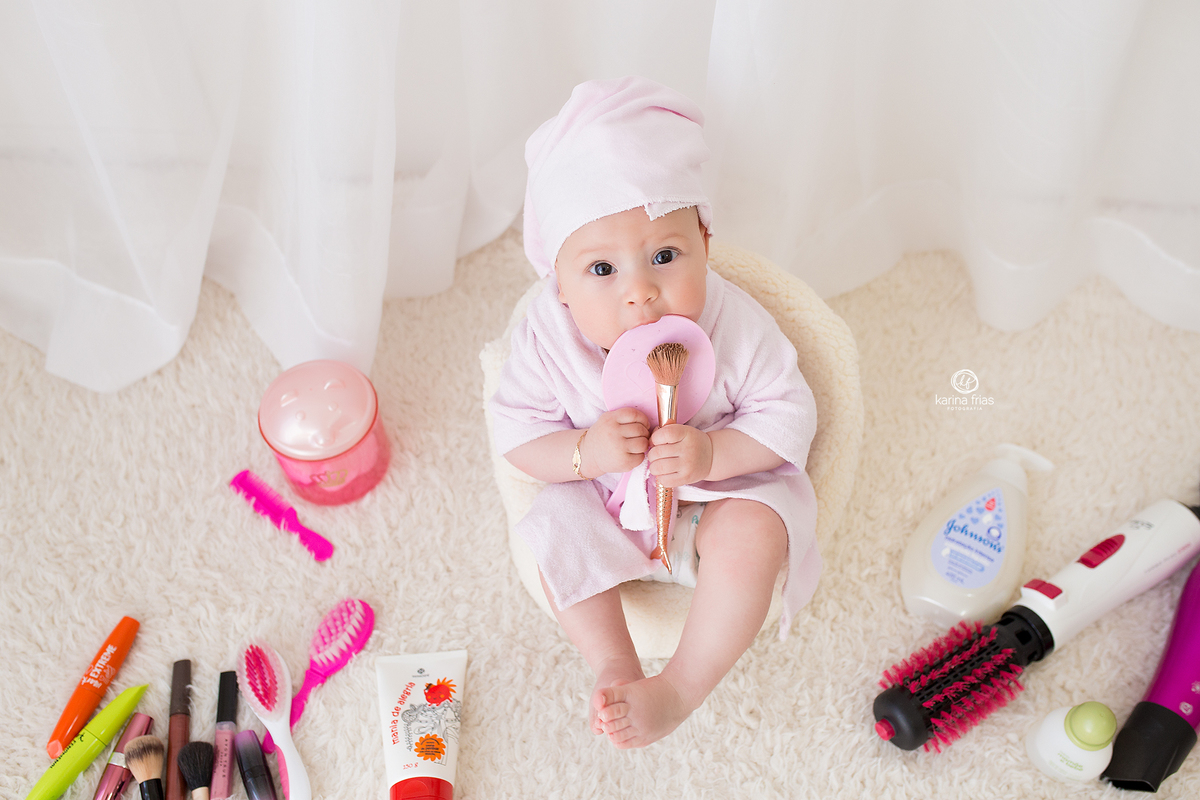 no acompanhamento mensal a menina olha para a fotografa de crianças de caxias do sul, karina frias