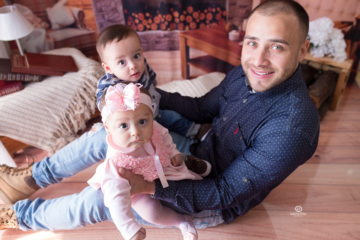 o pai segura os bebes na sessão infantil