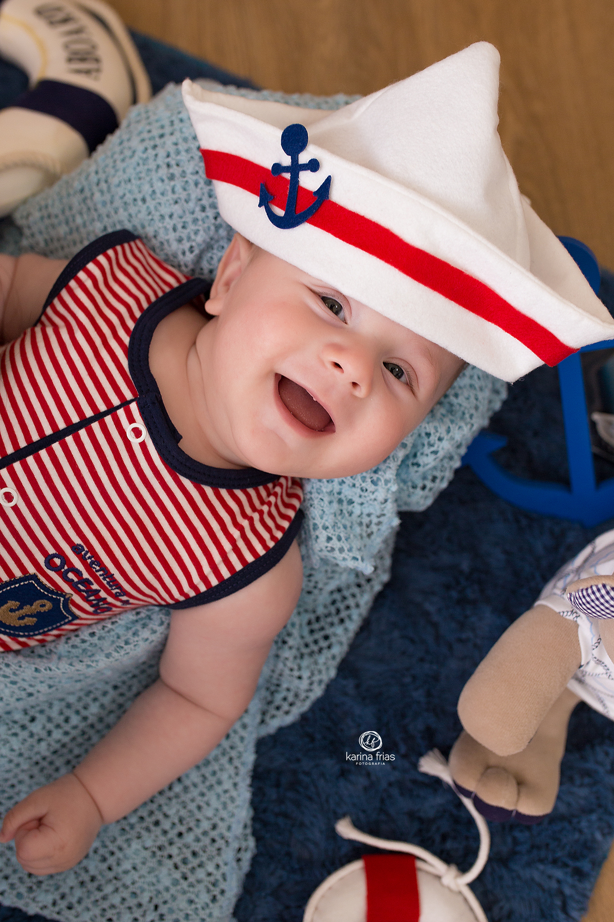 o menino sorri para a fotografa de bebes de caxias do sul, karina frias