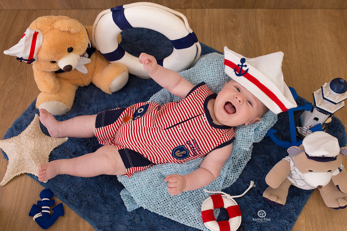 no ensaio infantil, o bebe sorri