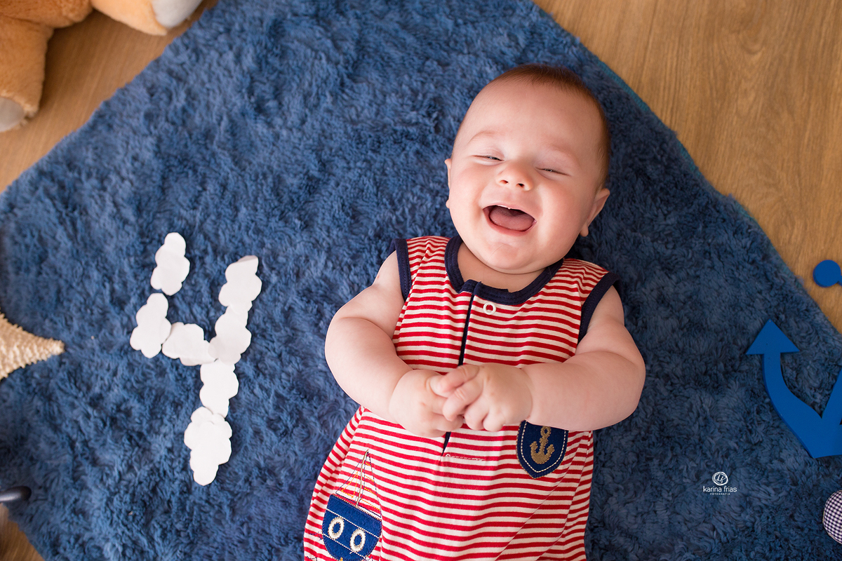 o bebe se diverte no ensaio de 4 meses