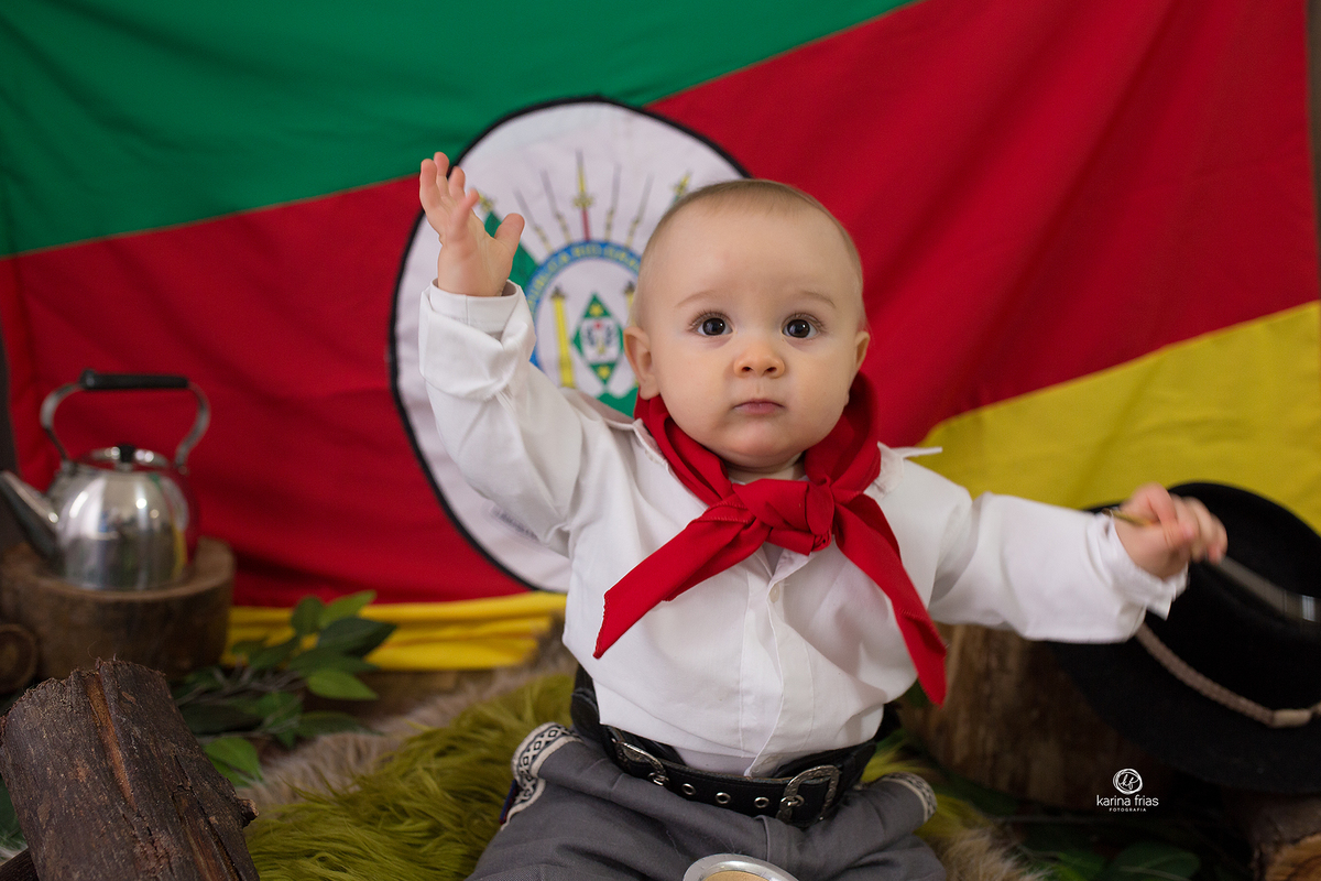 no ensaio infantil o menino parece declamar