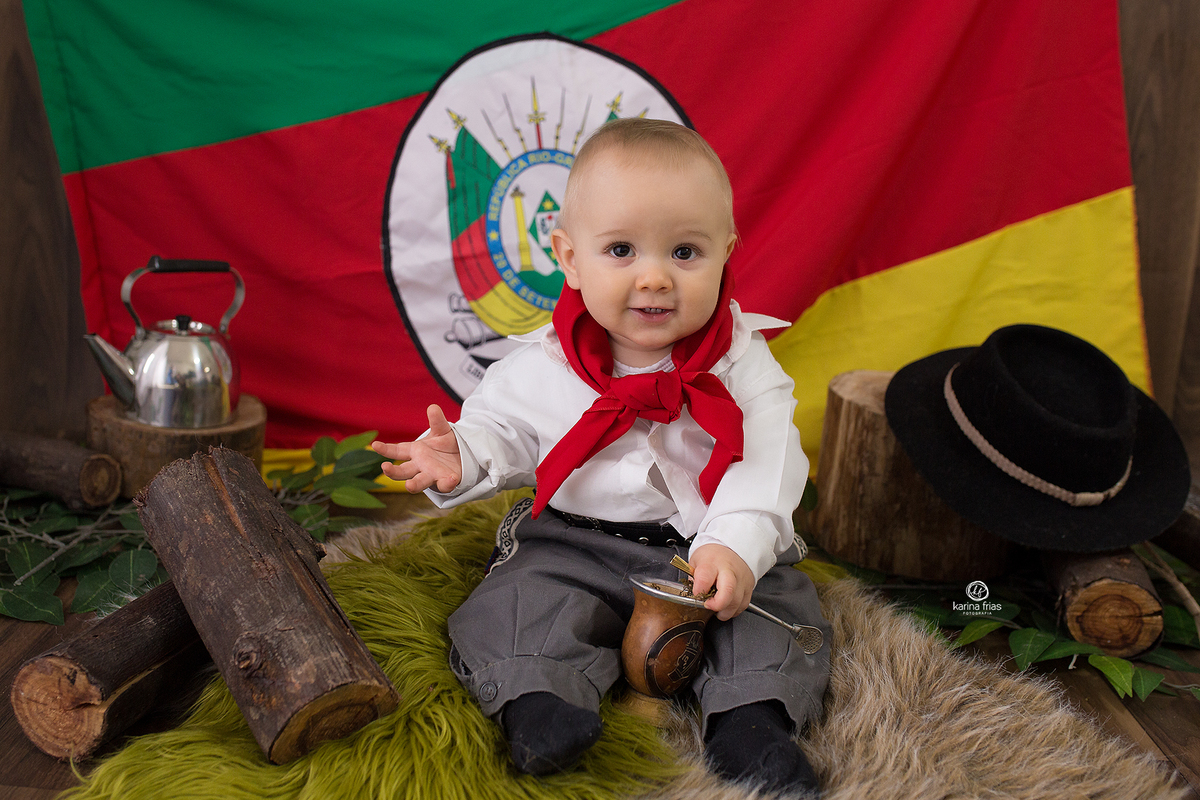 o menino sorri para as fotos do seu acompanhamento mensal