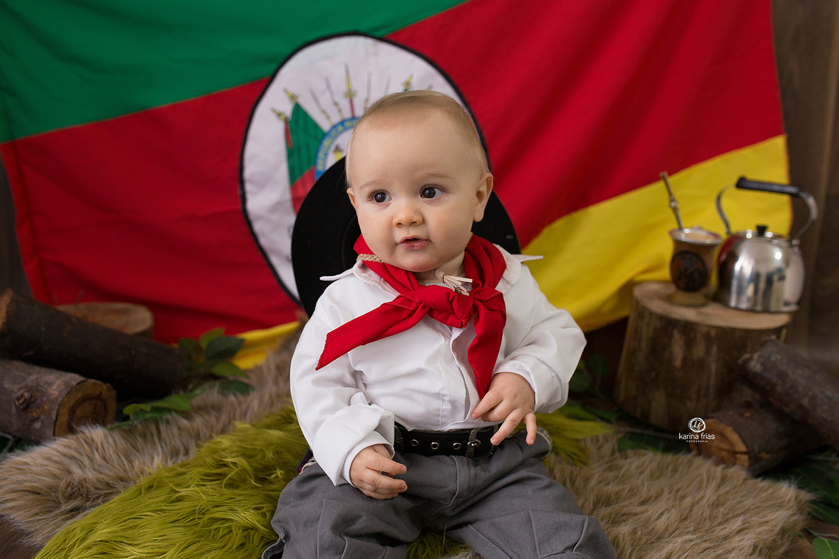 o menino esta olhando para o lado durante ensaio