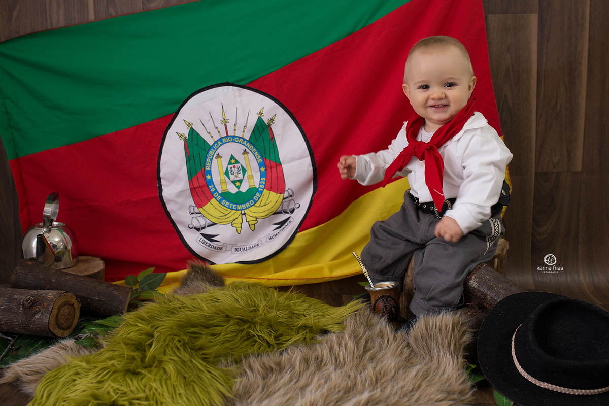 o menino se diverte no ensaio infantil