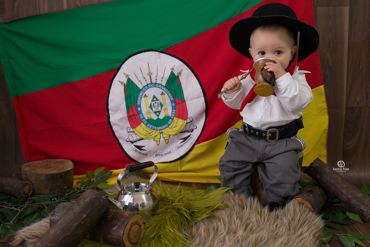 o menino toma o chimarrao no ensaio de 9 meses