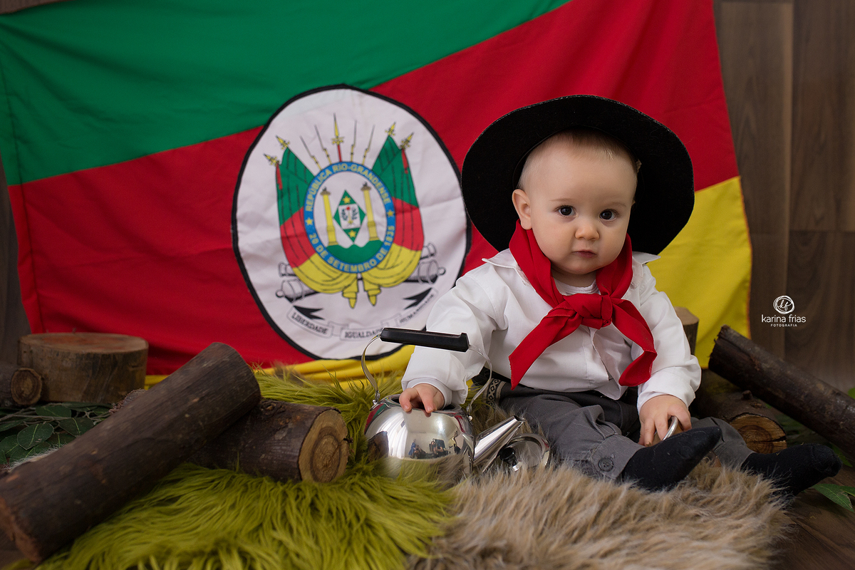 o menino olha para a fotografa de bebes de caxias do sul, karina frias