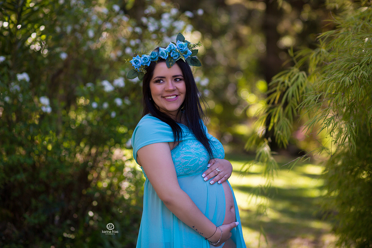 no ensaio de gestante a modelo olha para o lado