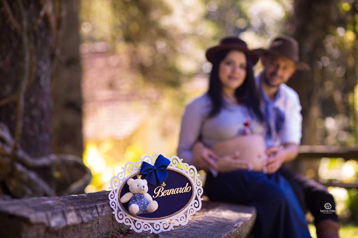 os pais ficam desfocados ao fundo para as fotos de gestante