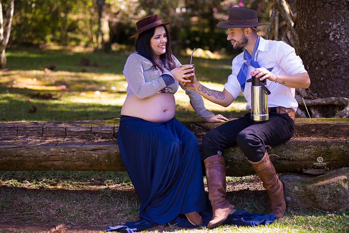 o pai da a cuia para a mae no ensaio de gestante externo em caxias do sul-rs