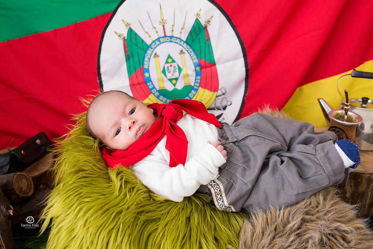 o menino sorri para a fotografa de bebes de caxias do sul, karina frias