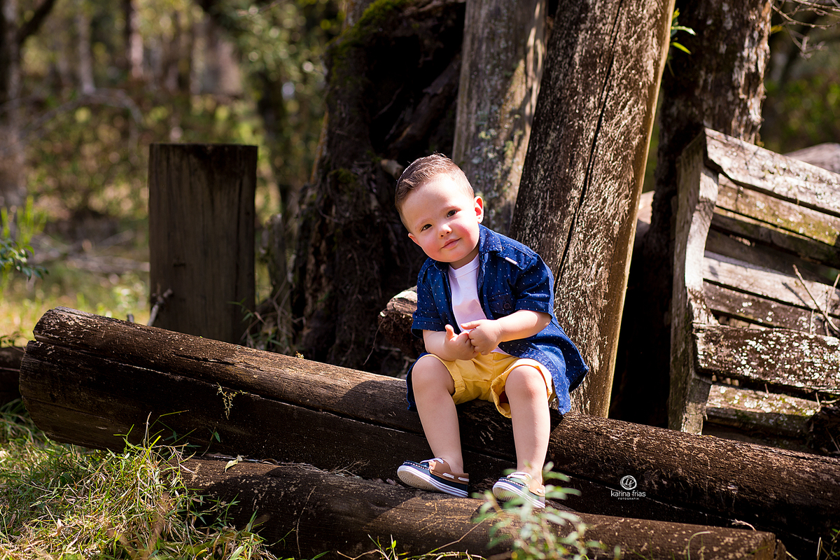 o menino olha para a fotografa de caxias do sul, karina frias