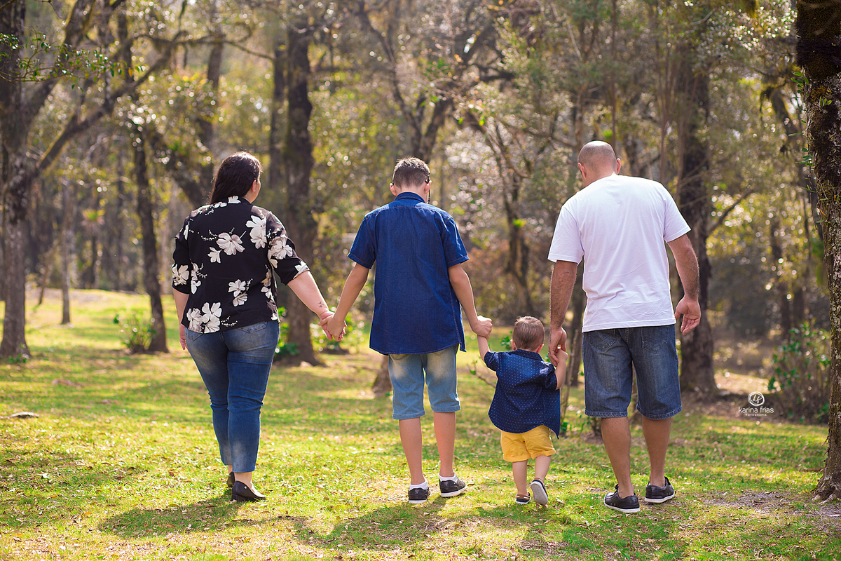 a familia anda e a fotografa de caxias do sul clica o momento