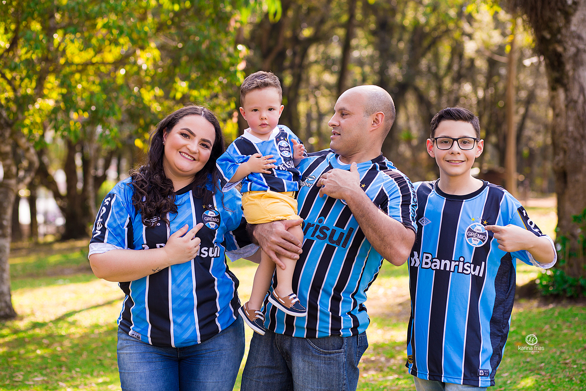 os pais usam camisa do time para as fotos externas
