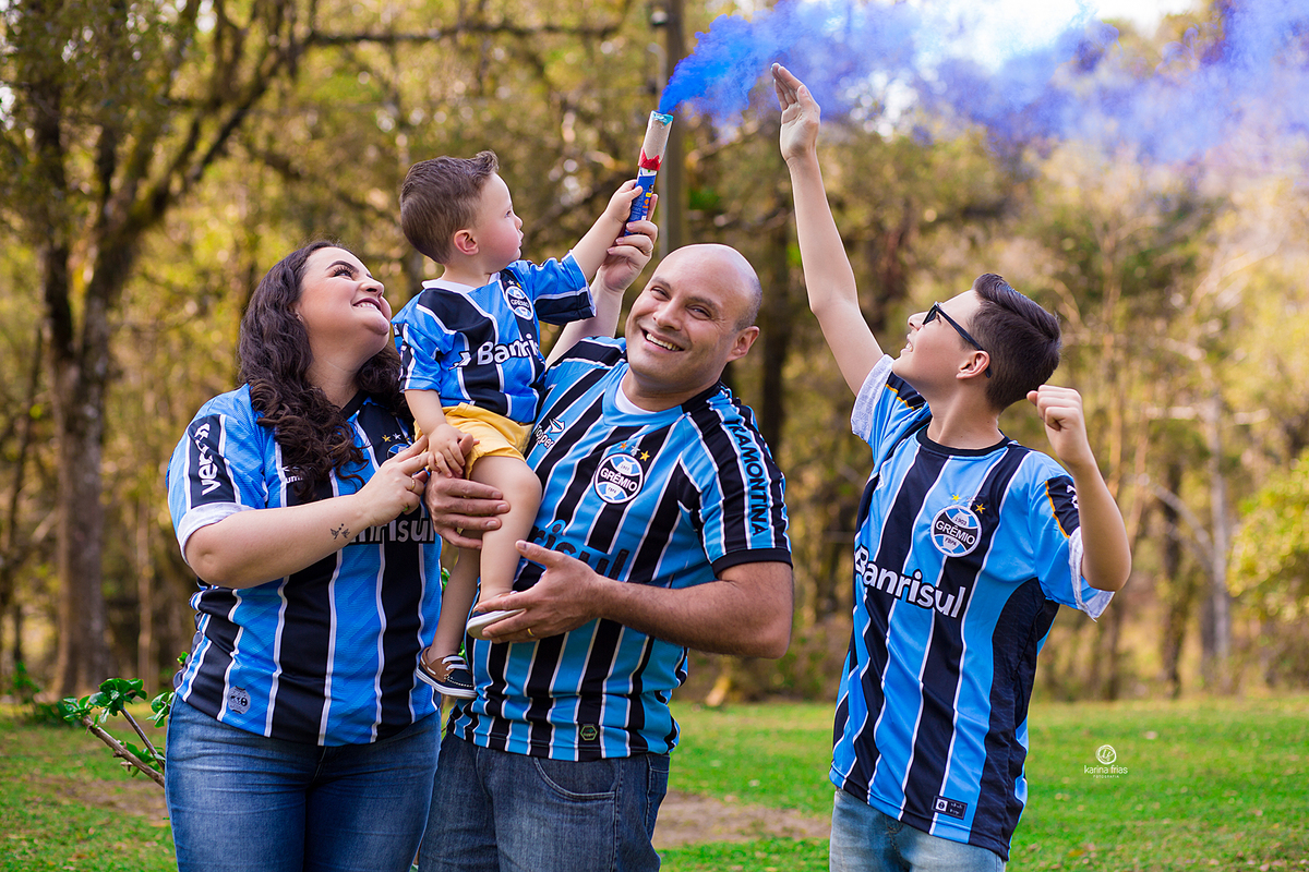 no ensaio externo a familia brinca com a fumaça