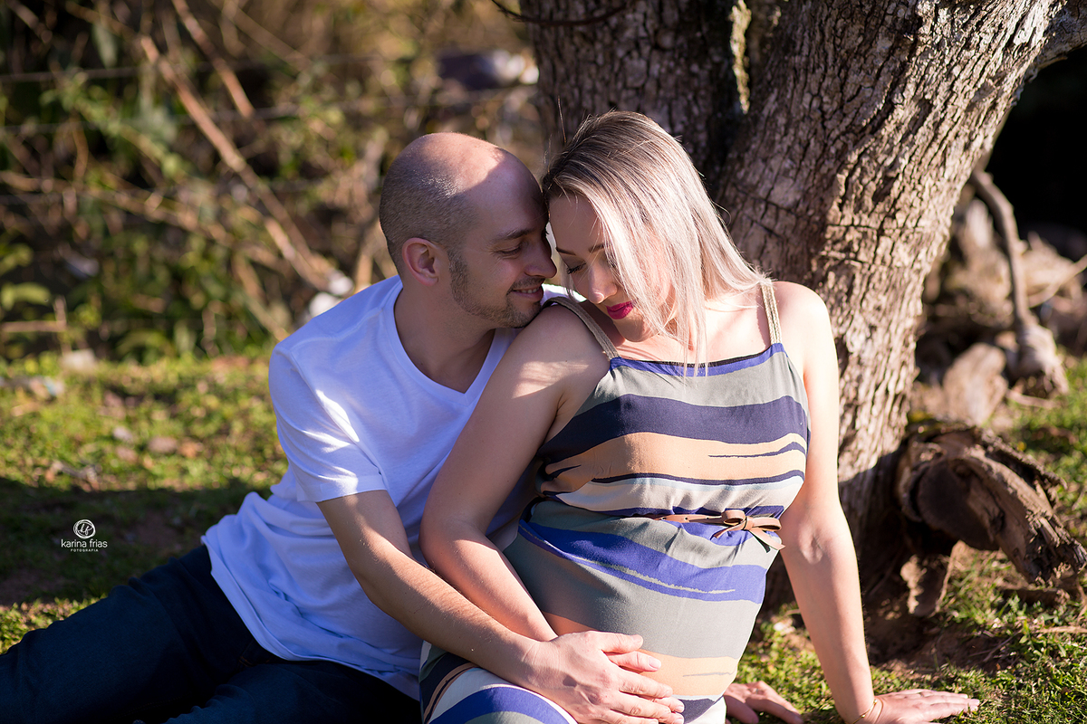 no ensaio de gestante os pais se acariciam