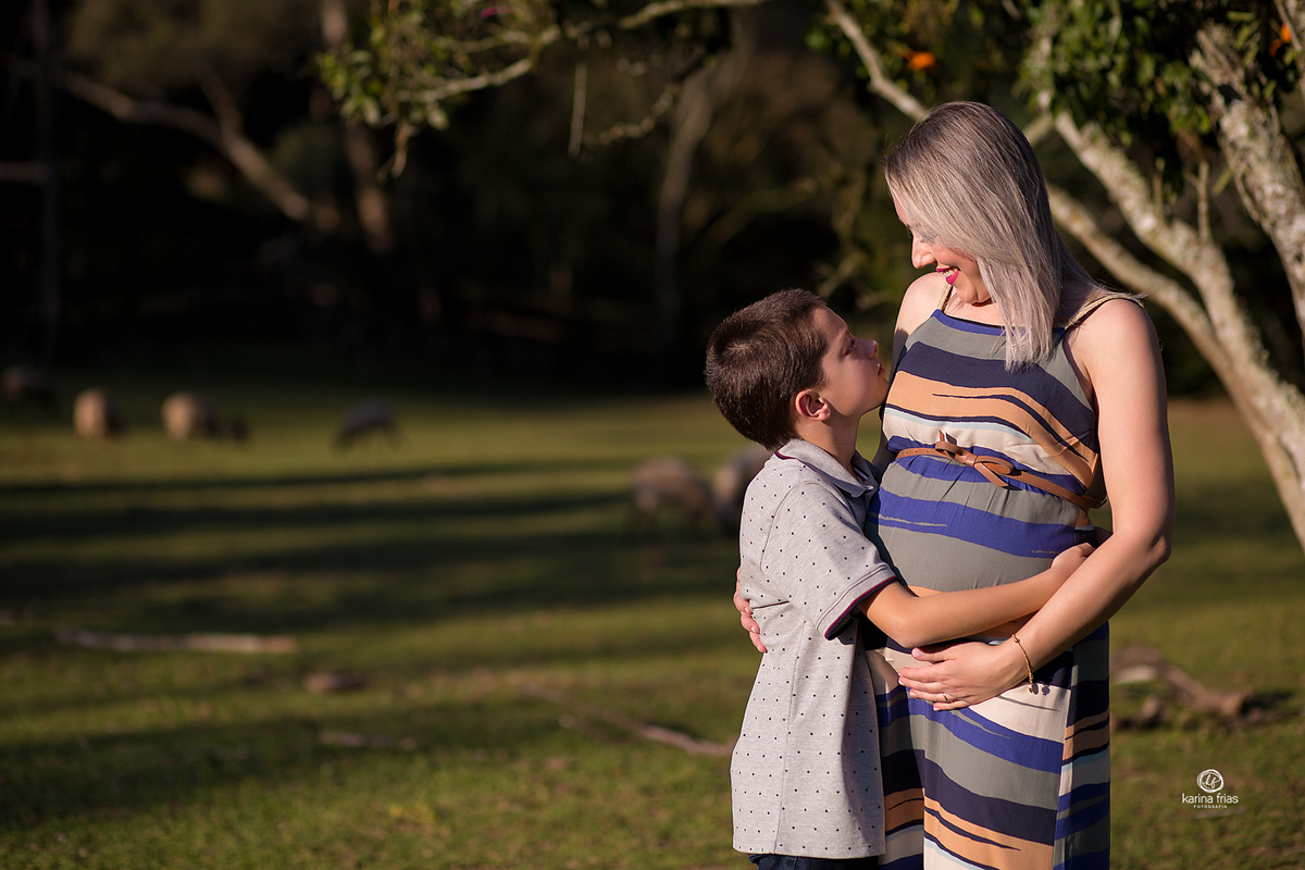 mae e filho se olham durante ensaio de gestante