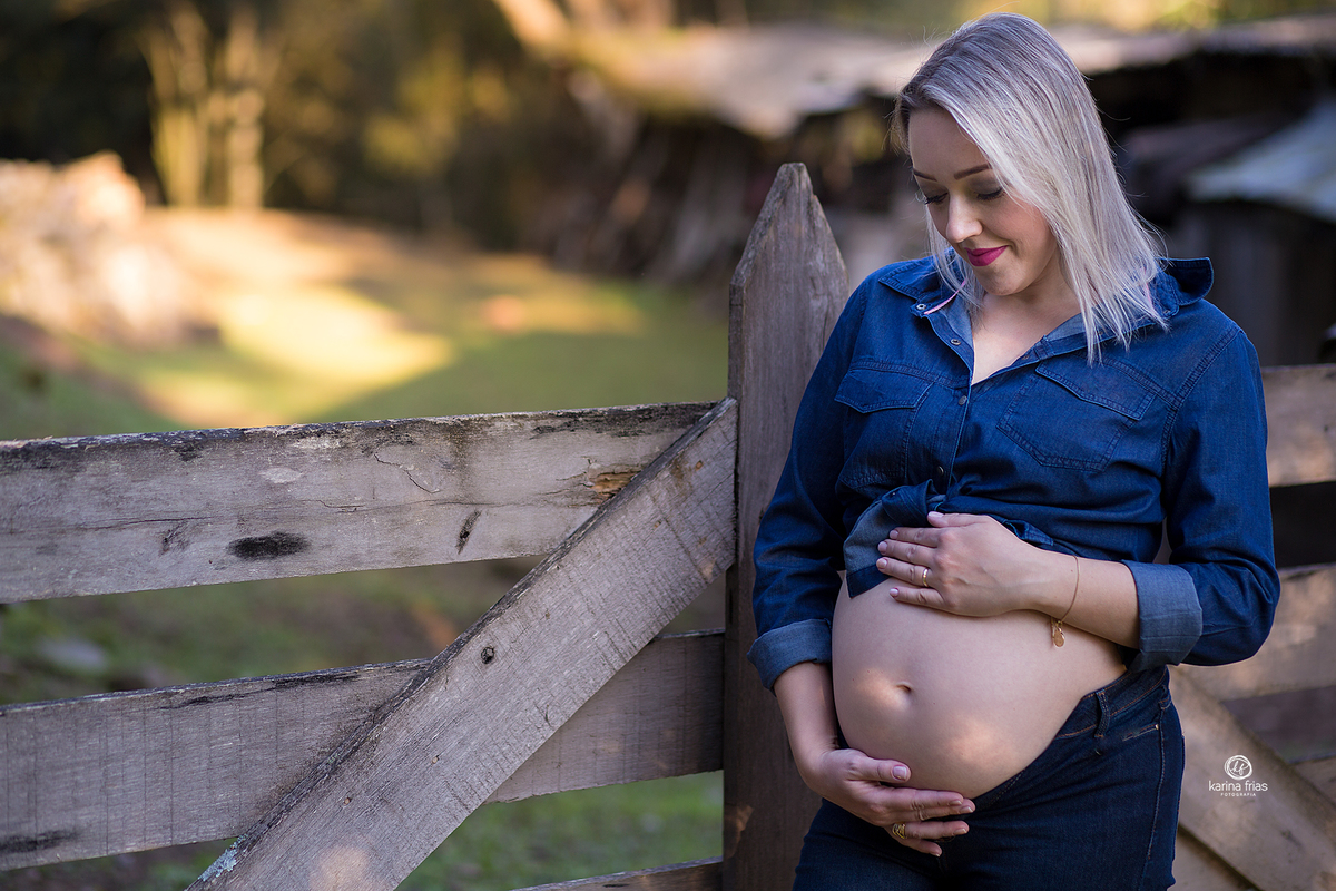 a gestante olha para a barriga