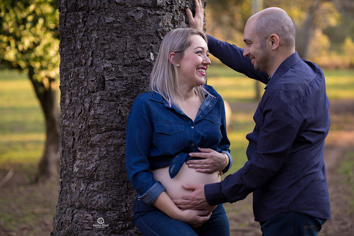 os pais sorriem no ensaio externo