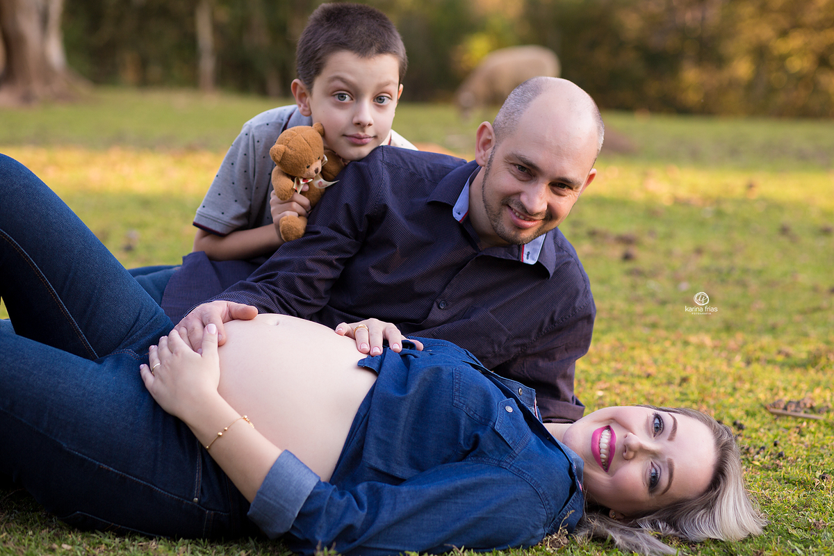 os modelos olham para a fotografa de familia no ensaio externo