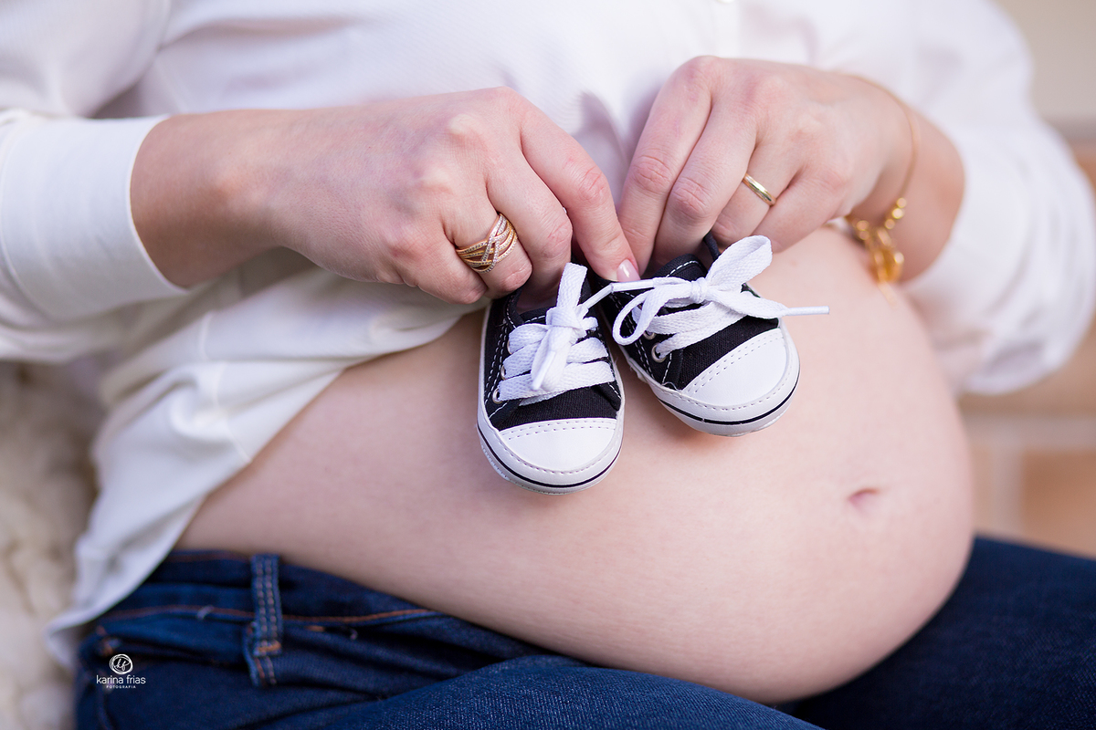 usamos o sapatinho do bebe para as fotos externas de gestante