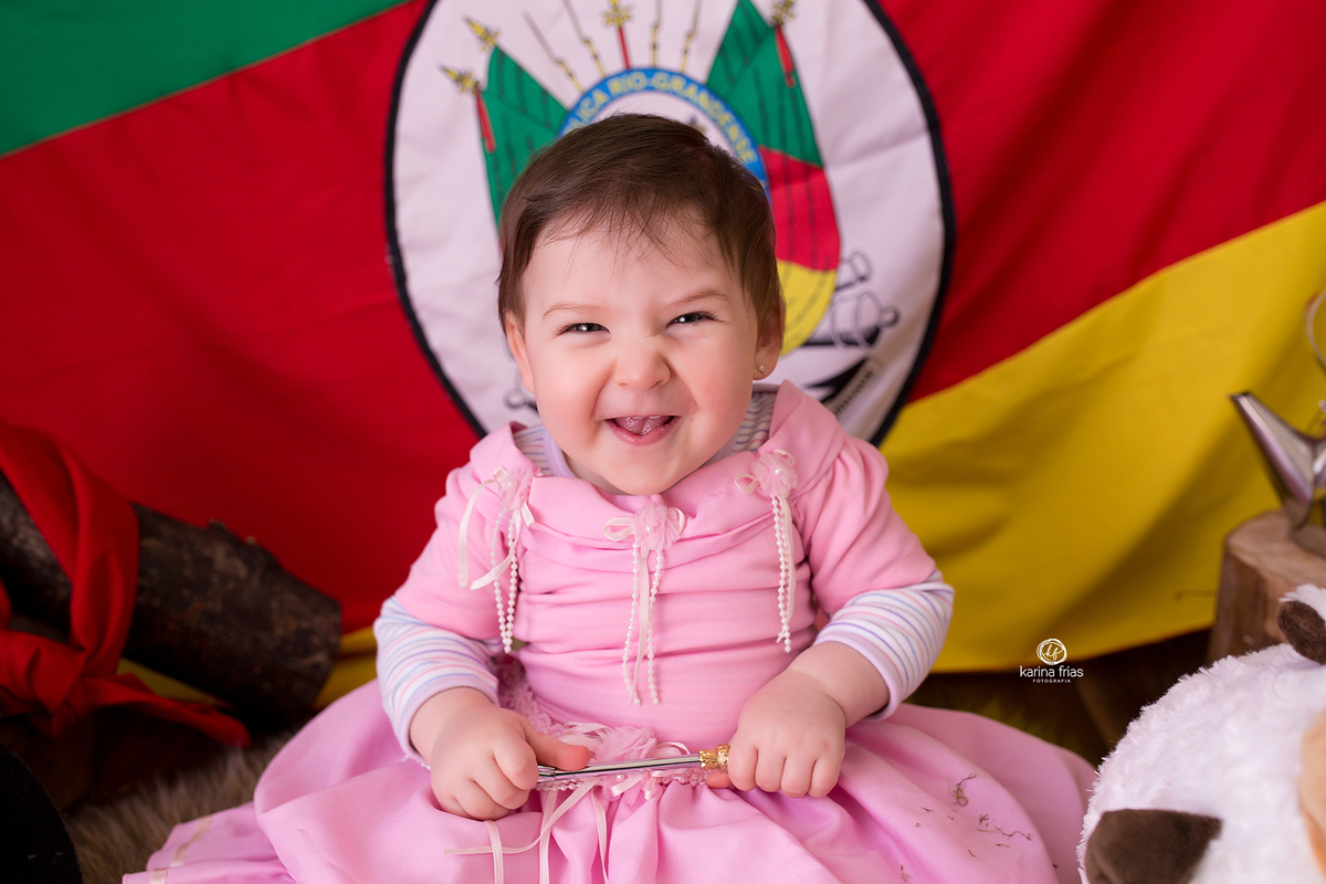 NO ENSAIO DE GAUCHO A MENINA SORRI